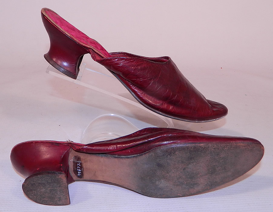 Victorian Womens Red Leather Quilted Silk Lining Backless Mules Slipper Shoes
They are in good condition and have been gently worn, with some creasing in the leather, tiny frays on the silk sole lining.