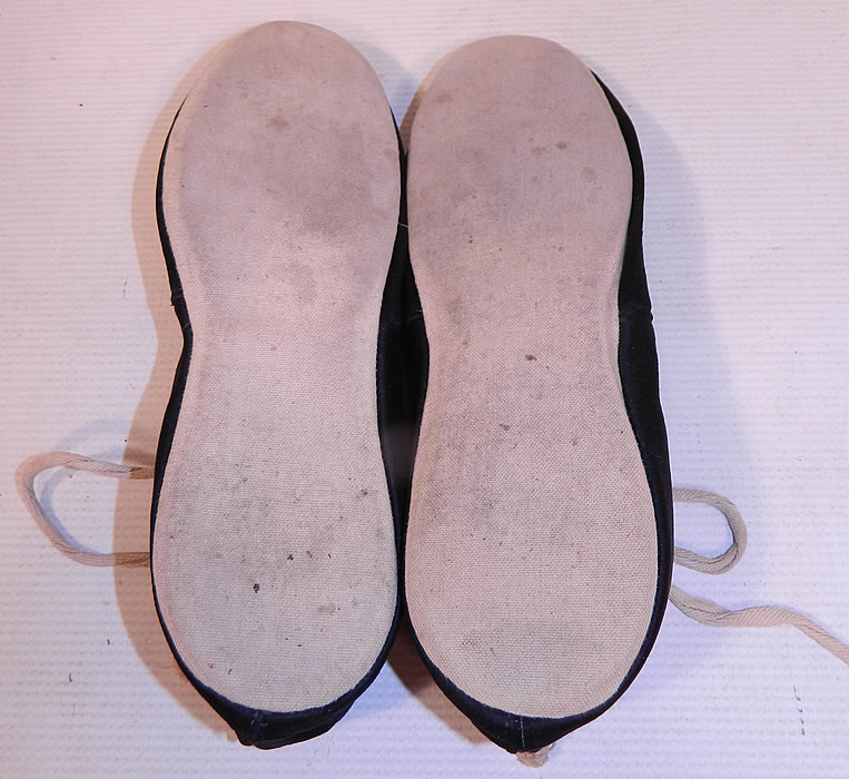 Vintage Womens Black & White Cotton Canvas Ballet Flats Lace-up Bathing Slippers Shoes
They are in good condition and have been gently worn with some slight staining on the bottom soles. These roaring 20s flapper "bathing beauty" swim shoes are truly a rare and wonderful find!