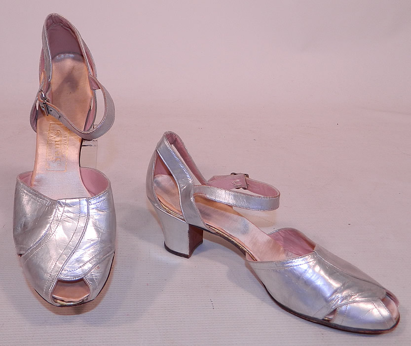 Vintage Sam's Slipper Shoppe Silver Metallic Leather Art Deco Ankle Strap Shoes
This pair of vintage Sam's Slipper Shoppe silver metallic leather Art Deco ankle strap shoes date from the 1930s. They are made of a silver metallic leather, with a decorative layered swirled stitched front.