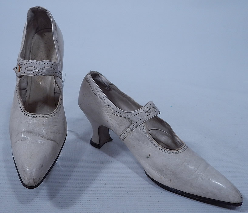 Edwardian Vintage H.H. Tuttle Co. White Leather Button Strap Mary Jane Shoes
These lovely ladies Mary Jane style shoes have a button strap closure across the front instep vamps, pointed toes and leather covered French Louis XV spool heels.