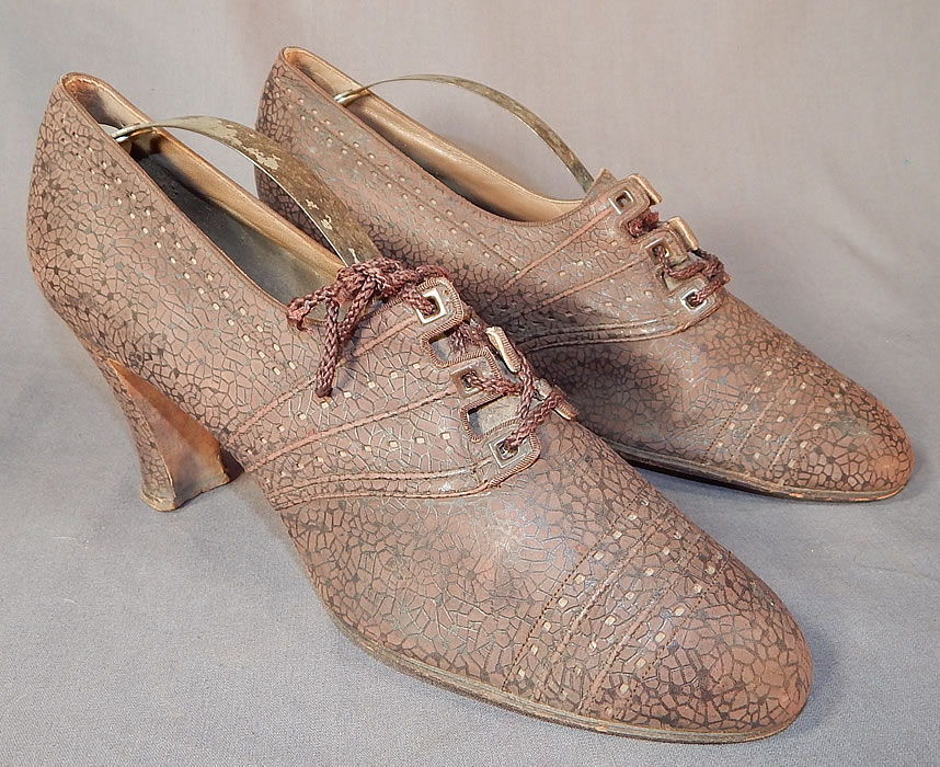 Vintage Ingenue Model Brown Textured Crackle Mosaic Leather Laceup Oxford Shoes
This This pair of vintage Ingenue Model brown textured crackle mosaic leather lace-up oxford shoes date from the 1930s.