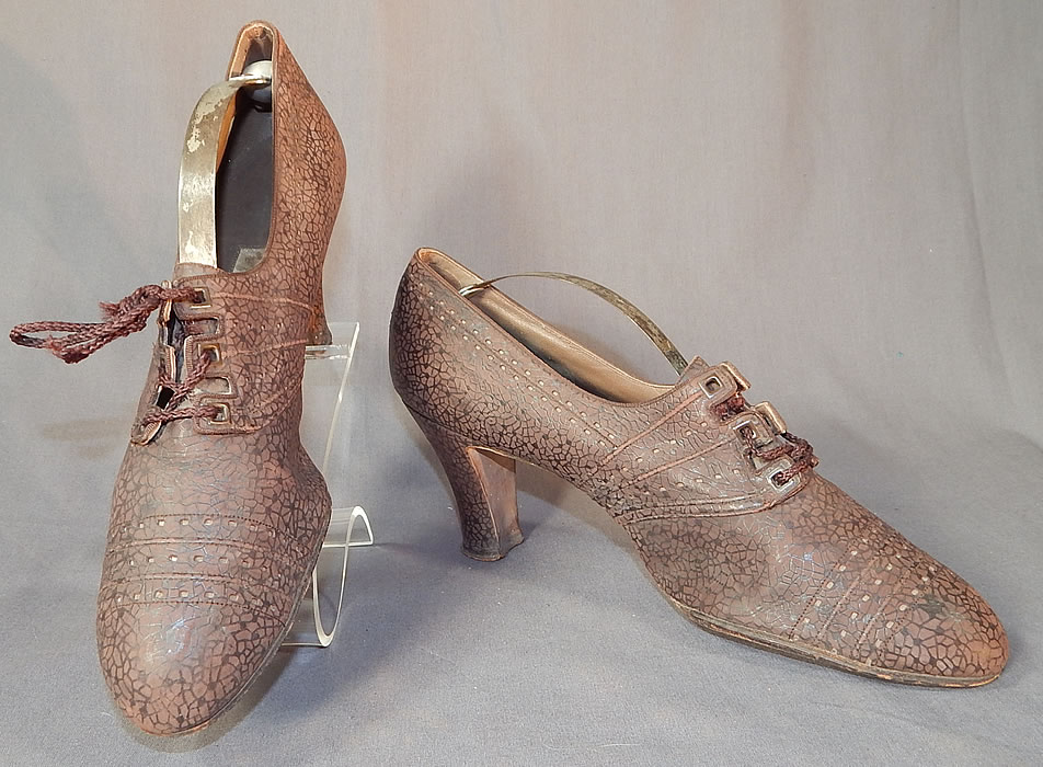 Vintage Ingenue Model Brown Textured Crackle Mosaic Leather Laceup Oxford Shoes
They are made of brown leather, with a unusual textured crackle mosaic pattern and decorative small square punch-work designs.