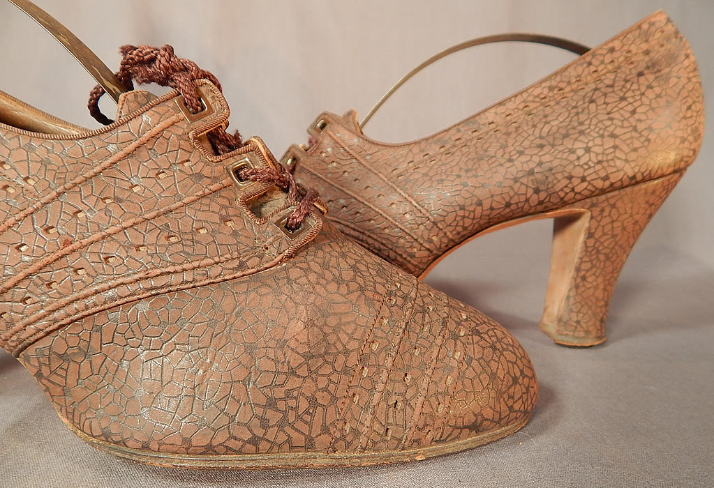 Vintage Ingenue Model Brown Textured Crackle Mosaic Leather Laceup Oxford Shoes
These womens oxford style shoes have square grommets, lacing closure on the front instep vamps, rounded pointed toes and brown textured leather covered modified boulevard heels.