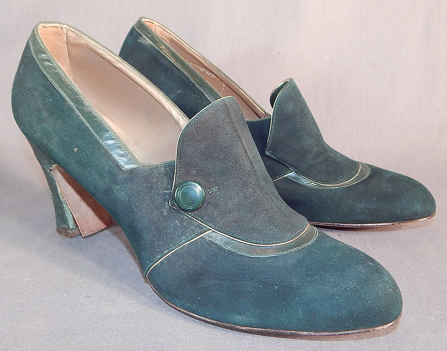 Vintage Art Deco Dark Green Suede Leather Button Trim Unworn Shoes
This pair of vintage Art Deco dark green suede leather button trim unworn shoes date from the 1930s.