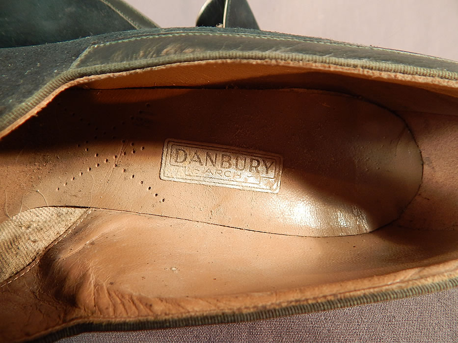 Vintage Art Deco Dark Green Suede Leather Button Trim Unworn Shoes
They have a "Danbury Arch" label stamped inside and are marked inside a size 7 1/2 AA.