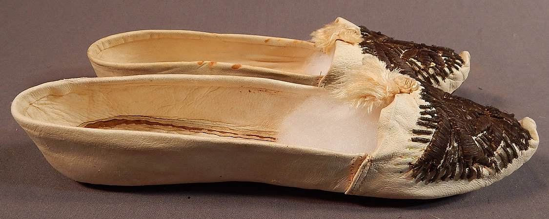 Vintage Turkish Ottoman White Kid Leather Gold Purlwire Embroidered Slipper Shoes
They are in good condition, have been gently worn, with some only a few faint small age spots stains and some missing purl wire thread embroidery work. 