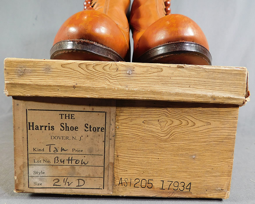 Edwardian Vintage Unworn Womens Tan Leather High Top Button Boots
They come in the original shoe box covered with a wood grain knotty pine graphics paper with "The Harris Shoe Store Dover, N.J." label size 2 1/2 D which are approximately a US size 6.
