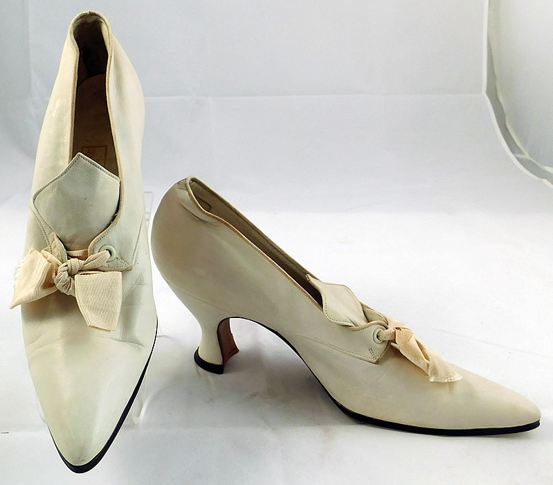Edwardian Vintage La Valle & Lo Presti White Kid Leather Pointed Toe Shoes
They are made of a white kid leather.