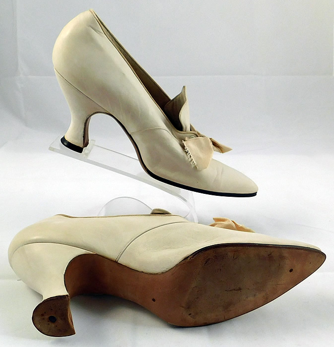 Edwardian Vintage La Valle & Lo Presti White Kid Leather Pointed Toe Shoes
This pair of Edwardian era vintage La Valle & Lo Presti white kid leather pointed toe shoes date from 1915.