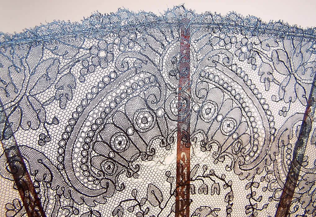  Victorian Antique Geslin A Paris France Black Chantilly Lace French Fan close up.