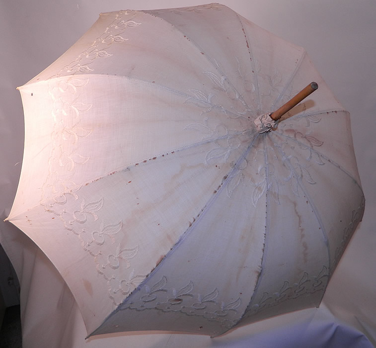 Edwardian Embroidered White Linen Wood Handle Summer Pagoda Parasol. It is in good useable condition, but has not been cleaned with some age spots and rust staining along the folds.