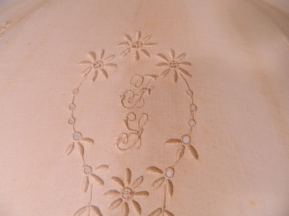 Edwardian Eyelet Embroidered White Linen Wood Handle Summer Parasol. It is in good usable condition, with only some slight faint yellowing discoloration along the folds from storage. This is truly a wonderful parasol perfect for an Edwardian era ladies tea party, stroll on the beach or summer outing!