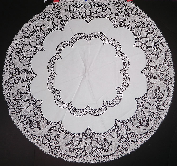 Victorian Antique Point de Venise Lace Renaissance Cupid Linen Round Tablecloth. This Victorian era antique Point de Venise lace Renaissance cupid linen round tablecloth dates from the 19th century. It is made of a white fine linen fabric, with delicate Point de Venise lace trim inserts and edging with buttonhole stitches, connecting brides and bars.