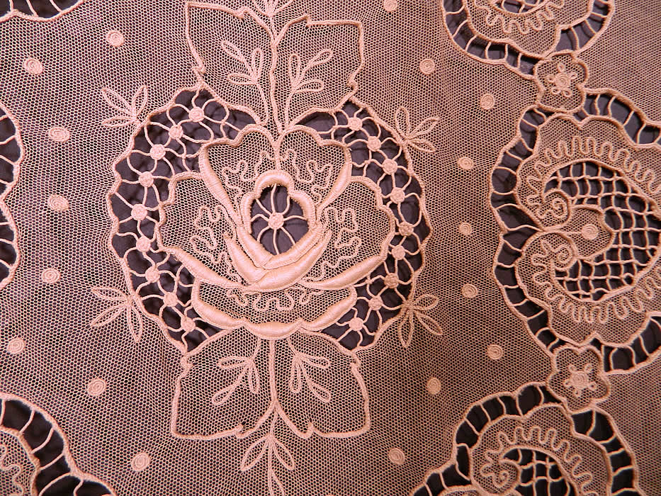 Antique Cream Net Tambour Embroidery Lace Floral Cutwork Bedspread
This beautiful bedspread bed cover is a work of art and would have been used in a lady's private boudoir bedroom. 