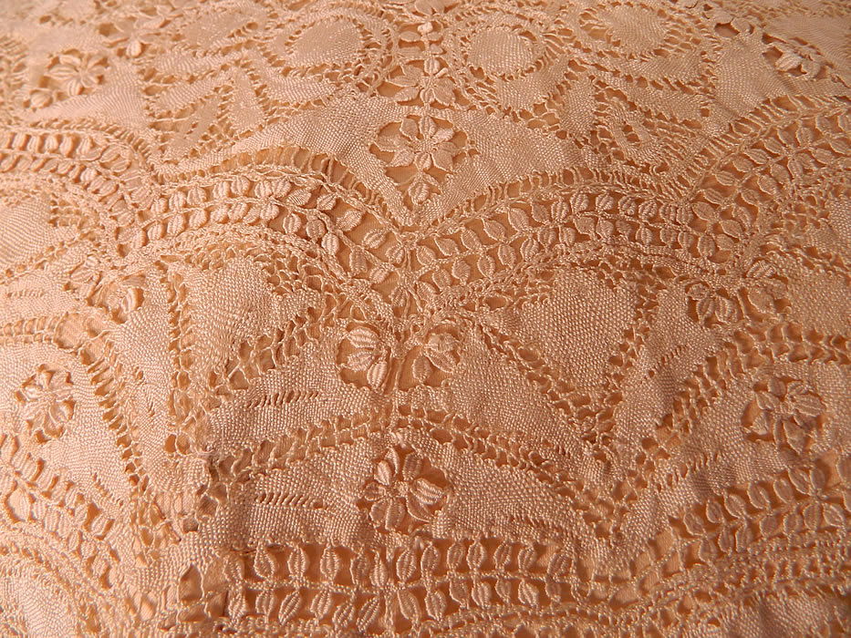 Edwardian Cream Linen Beds Maltese Bobbin Lace Burl Wood Handle Summer Parasol
There is a natural burl wood curled hook handle and wooden finial top. This pretty parasol summer umbrella has a pagoda dome shape, with metal frame inside. 