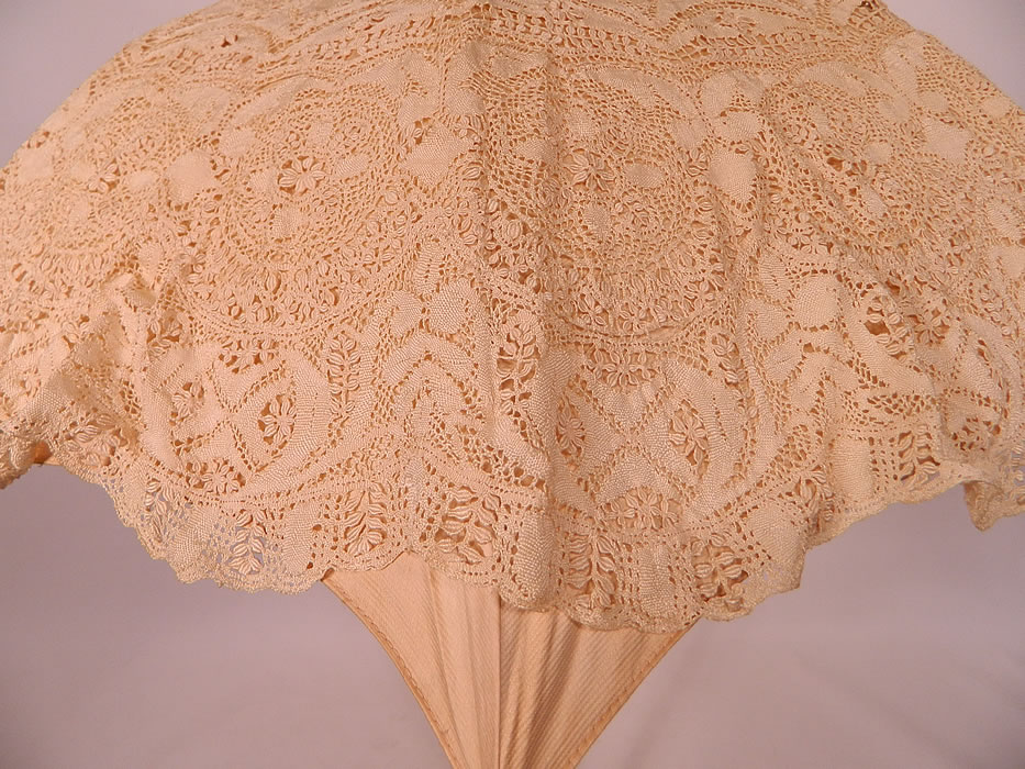 Edwardian Cream Linen Beds Maltese Bobbin Lace Burl Wood Handle Summer Parasol
The parasol measures 35 inches long and 84 inches in circumference when opened. It is in good usable condition, with only some faint age spotting staining underneath on the inside lining. 