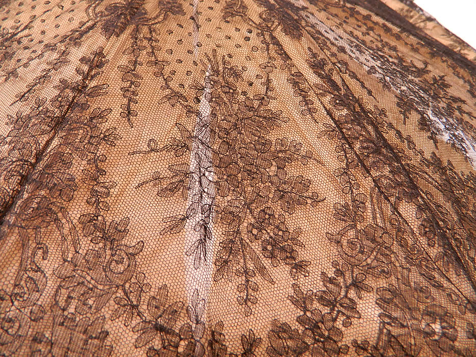 Victorian Civil War Antique Black Chantilly Lace Carved Roses Folding Handle Parasol
It is in good condition, with only the white silk inside lining having some damage with frayed splits (see close-up). 