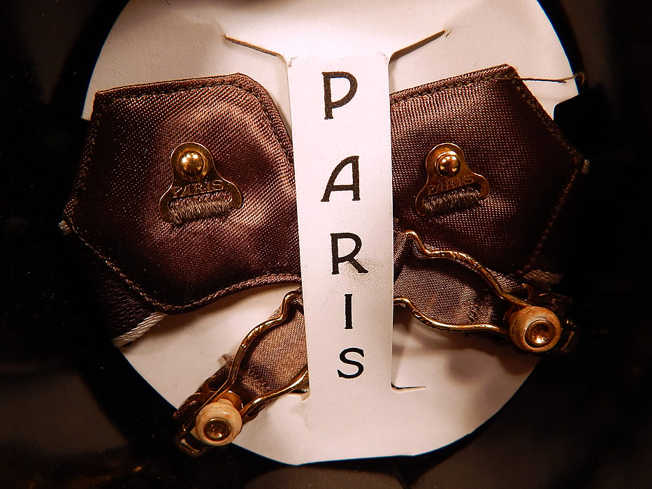 Vintage Paris Top Hat Box Never Used Mens Sock Garters & Suspenders Braces
This dapper gentleman's gift set is unused, with the original "Paris" paper inserts and is in excellent condition. This is truly a rare and wonderful piece of men's Art Deco wearable art!