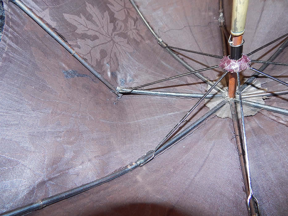 Victorian Antique Black Silk Damask Maple Leaf Carved Wood Folding Handle Parasol
It is in good as-is condition, with only two broken wooden spokes inside (see close-up). 