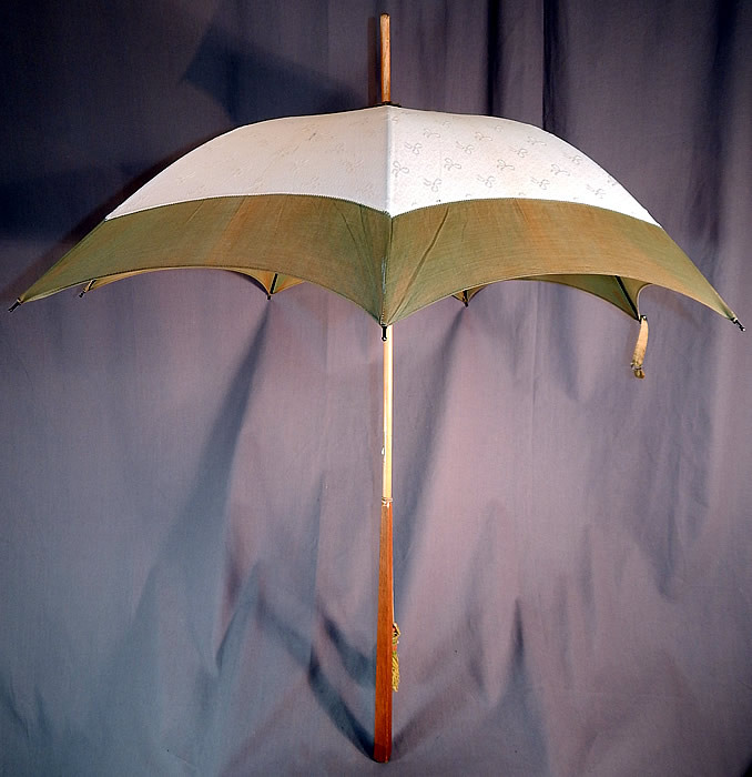 Edwardian White Cotton Damask Bow Green Trim Wood Handle Summer Parasol
It is made of white cotton damask weave fabric with a woven bow pattern design and a green cotton trim border edging.
