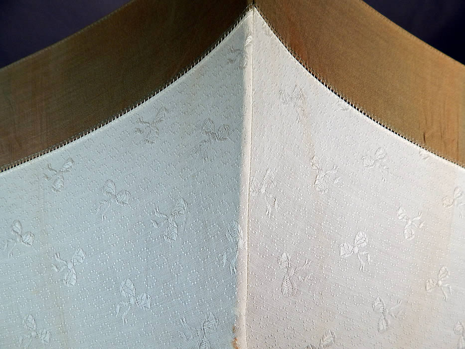 Edwardian White Cotton Damask Bow Green Trim Wood Handle Summer Parasol
The parasol measures 40 inches long and 95 inches in circumference when opened. 