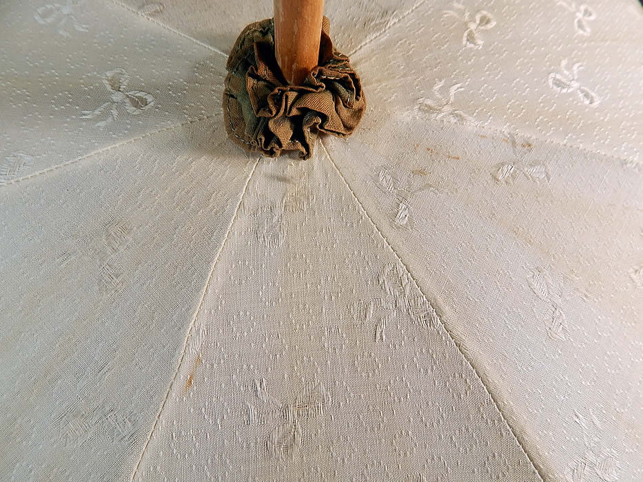 Edwardian White Cotton Damask Bow Green Trim Wood Handle Summer Parasol
It is in good usable condition, with only some faint staining discoloration in areas. 