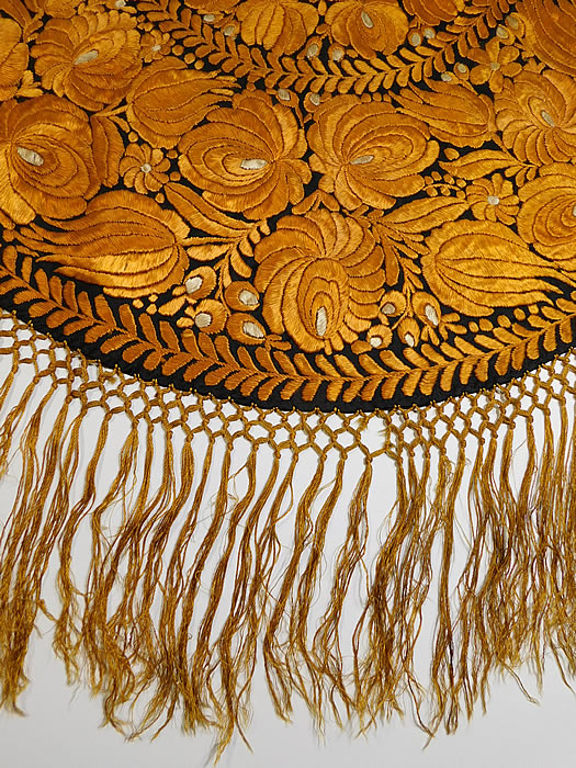 Antique Matyo Hungarian Folk Embroidery Yellow Floral Fringe Round Tablecloth
It is in excellent condition. This is a truly a wonderful piece of Hungarian textile folk art! 